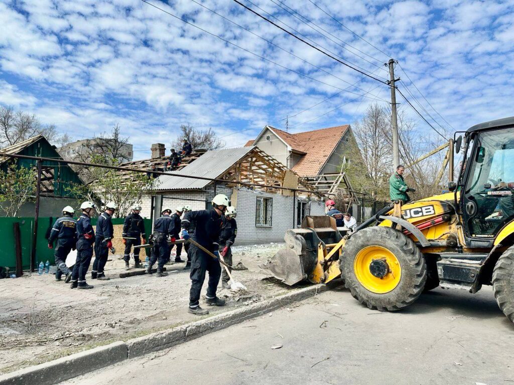 У Запоріжжі комунальники усувають наслідки обстрілів 