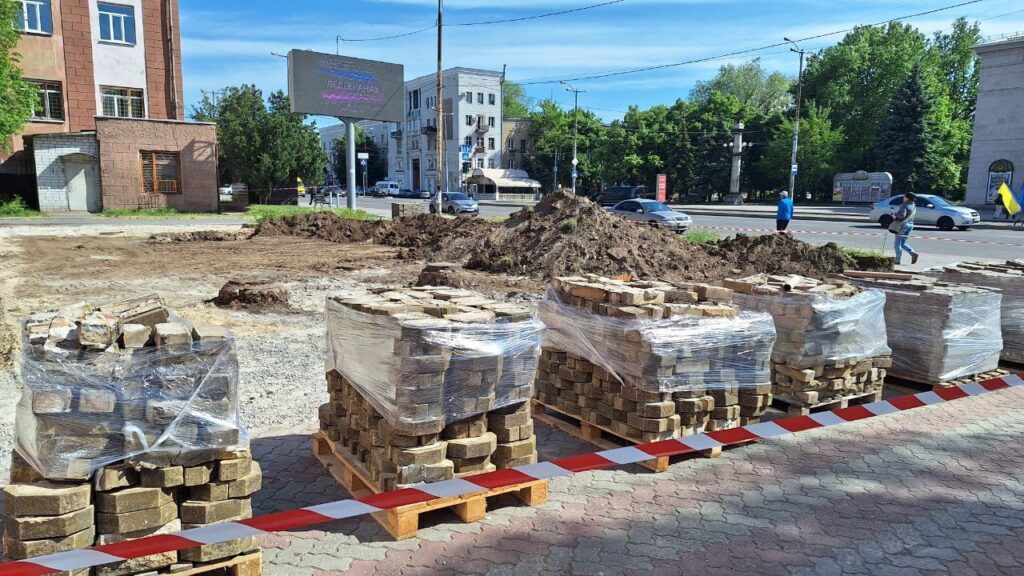 У Запоріжжі на проспекті біля Запорізької філармонії незаконно знесли клумби