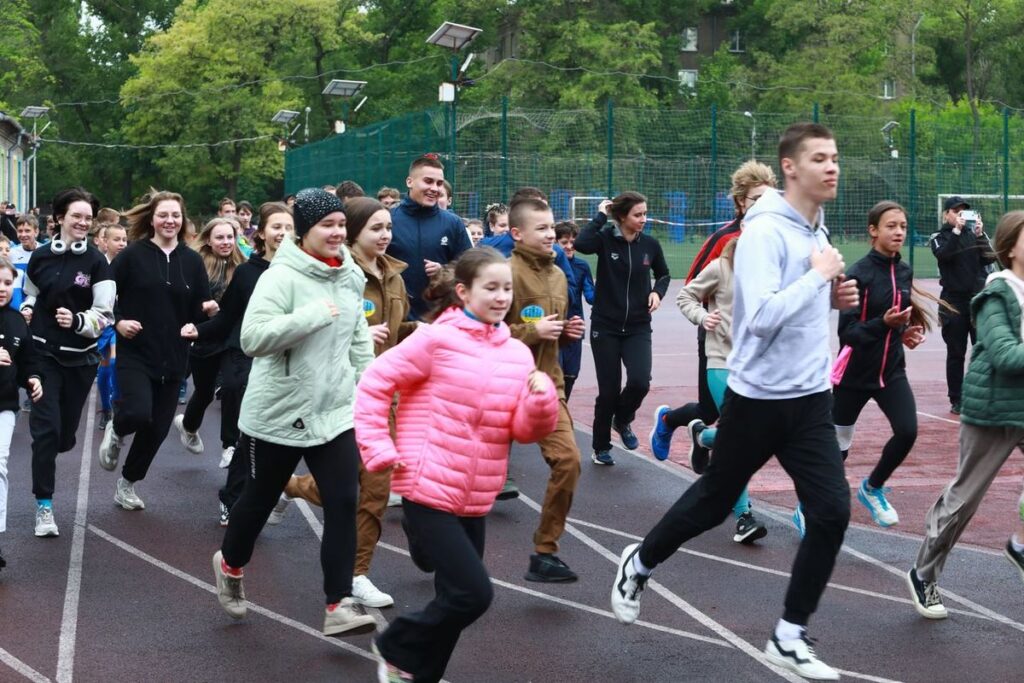 У Запоріжжі молодь влаштувала спортивний забіг на підтримку ЗСУ