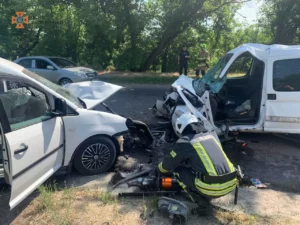 У Запоріжжі лоб в лоб зіткнулися автомобілі: є постраждалі. ФОТО