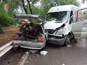 В Запорожье мужчину зажало машиной в ДТП (ФОТО)