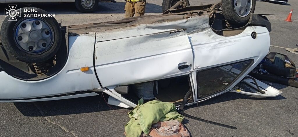 В Запоріжжі автівка перекинулася разом з пасажирами