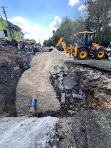 У Вільнянську відновили водогін та дорогу після ракетного обстрілу (ФОТО)