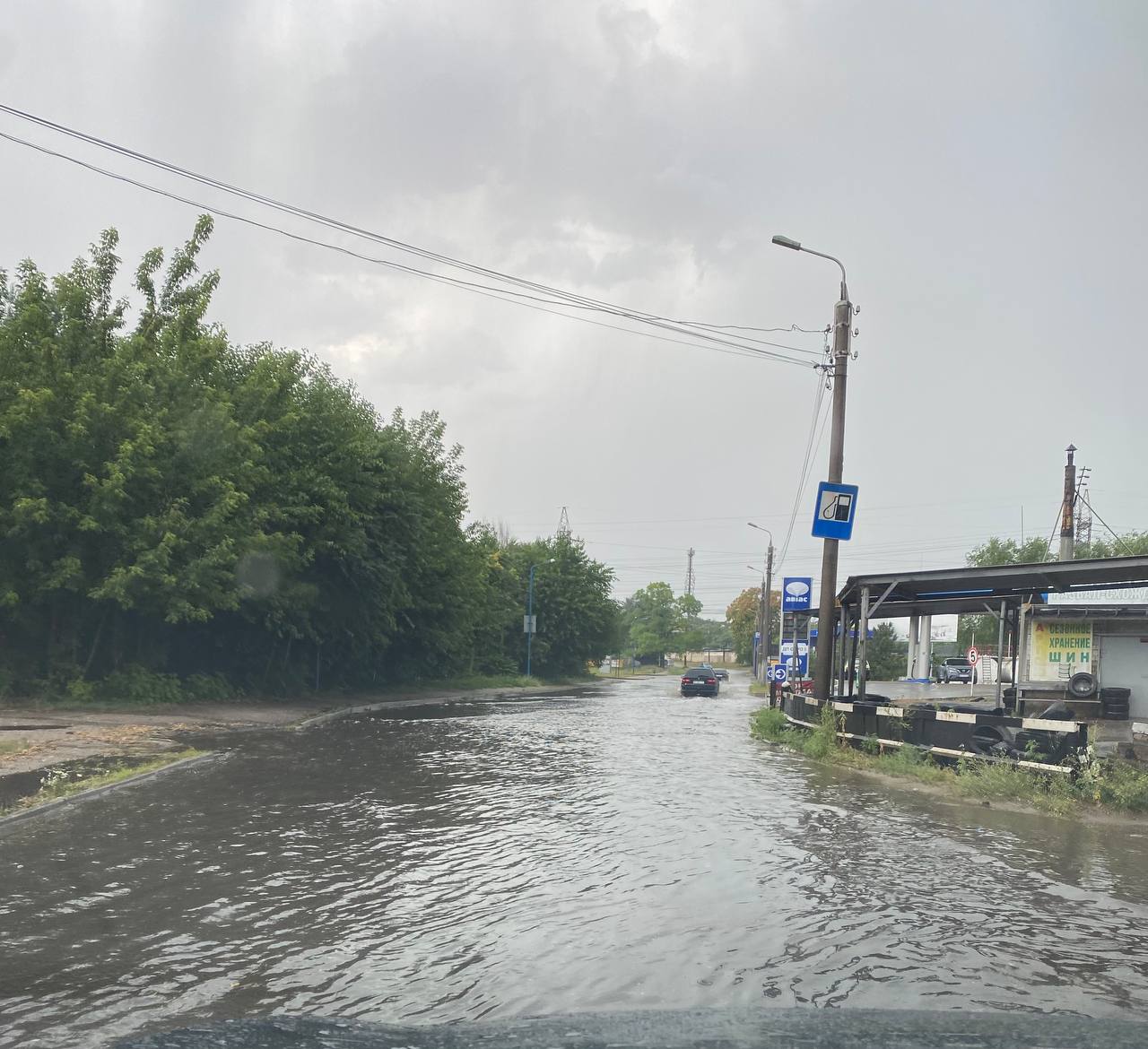 Вулиці Запоріжжя затопило після зливи (ФОТО)