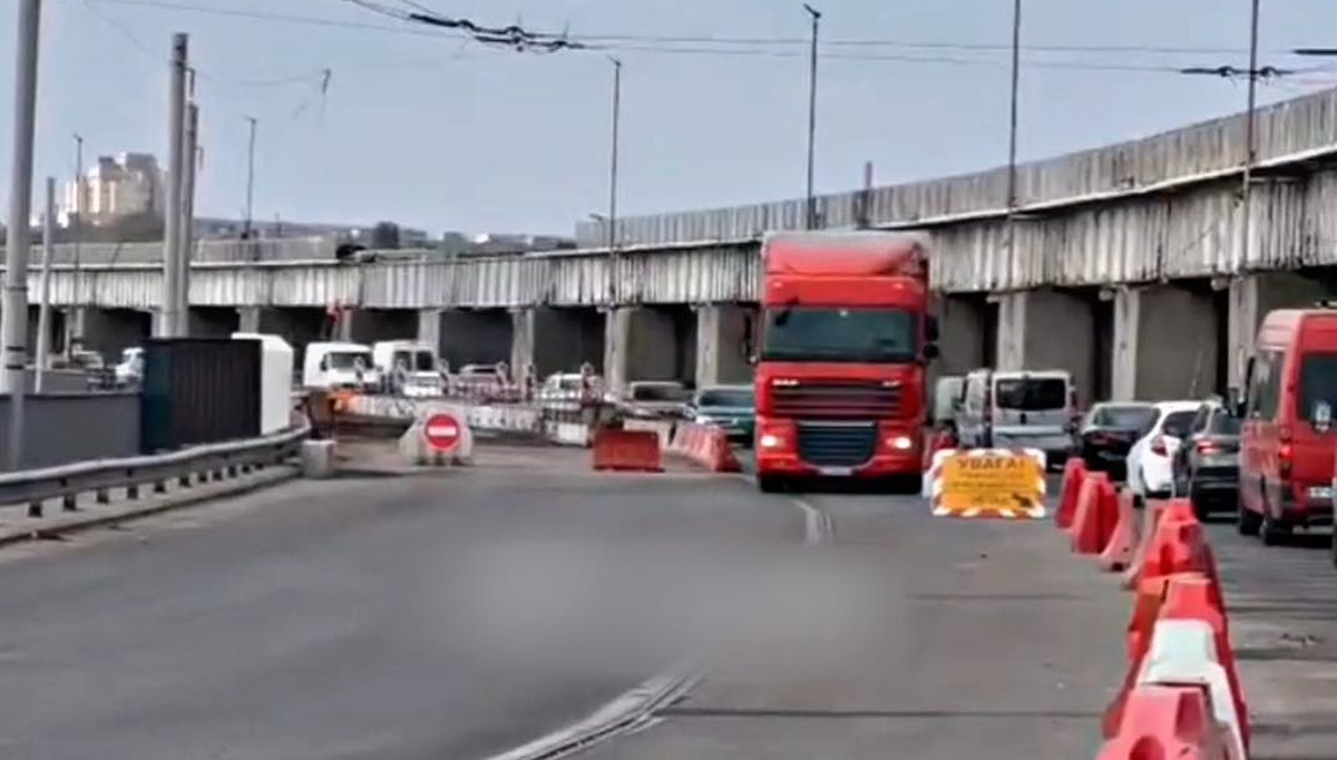 Поліцейські розшукали водія вантажівки, який їхав Дніпровською ГЕС і потрапив на відео