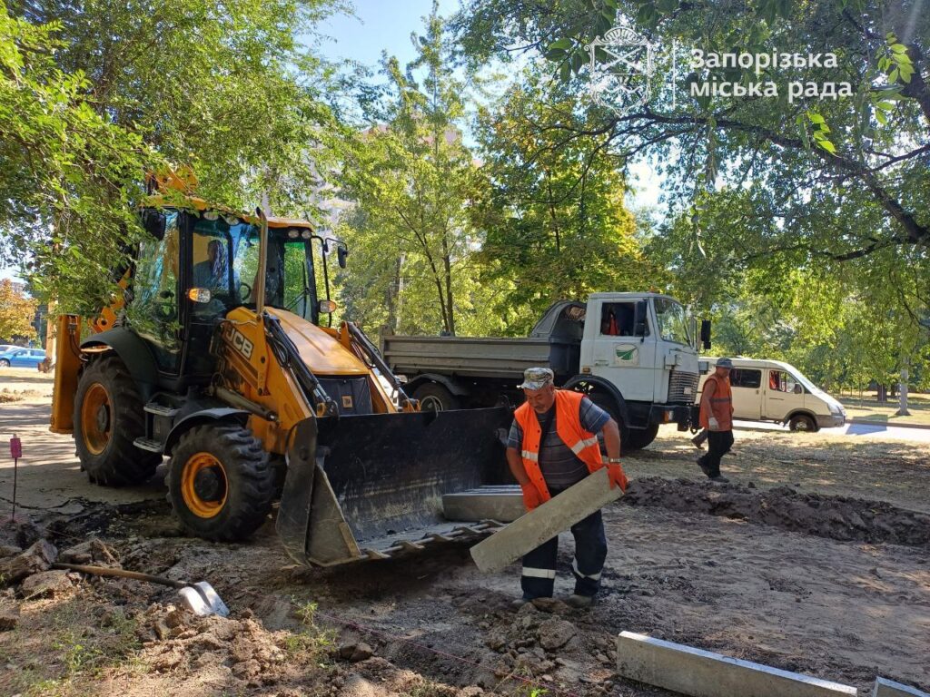 У Бородінському мікрорайоні ремонтують тротуар