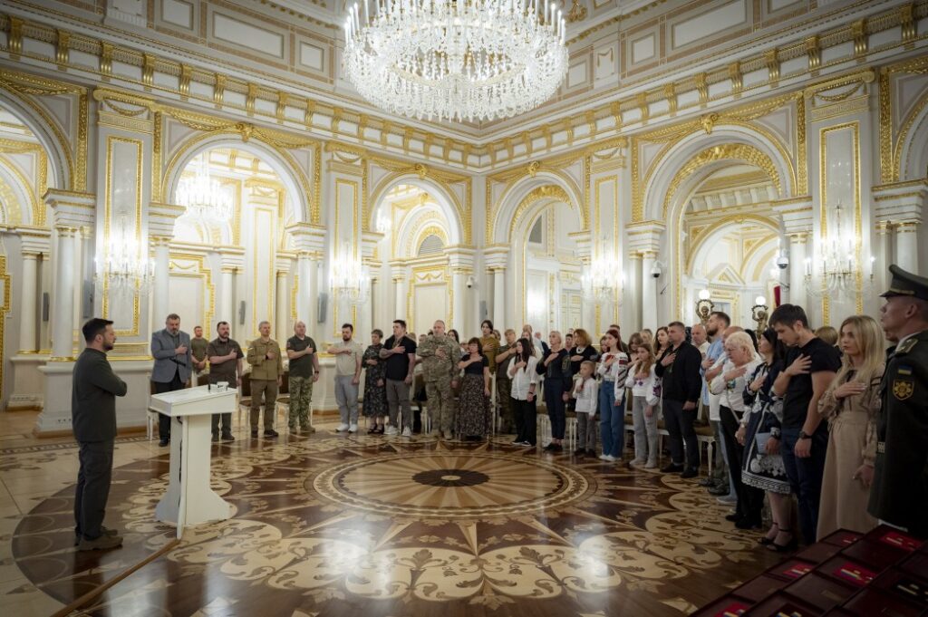 Володимир Зеленський зустрівся з рідними Героїв України та вручив 16 орденів «Золота Зірка» і 22 сертифікати на квартири.