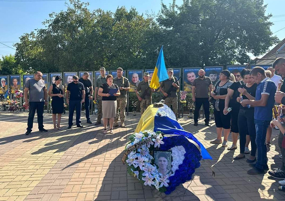 На Запоріжжі в останню путь провели військового з села Кам’янське (ФОТО)