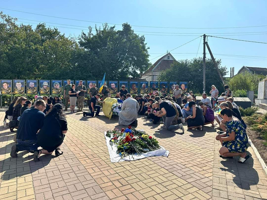 На Запоріжжі в останню путь провели військового з села Кам’янське (ФОТО)