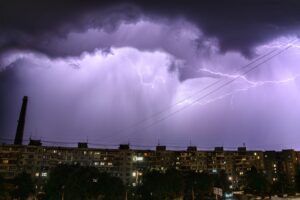 Запорожской фотограф показал грозу в ночь на 13 сентября (ФОТО)