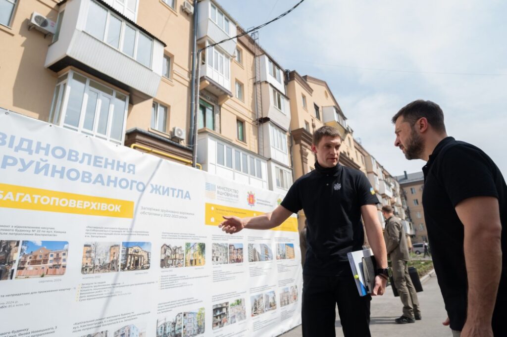 Володимир Зеленський ознайомився з перебігом відновлення одного зі зруйнованих багатоквартирних будинків у Запоріжжі