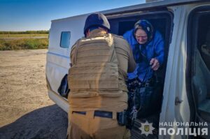 Поліцейські евакуювали з Малої Токмачки пенсіонерку, яка втратила сина (ФОТО, ВІДЕО)