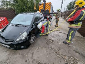  У Запоріжжі водій Honda провалився під ґрунт, ще одне авто перевернулося (ФОТО)