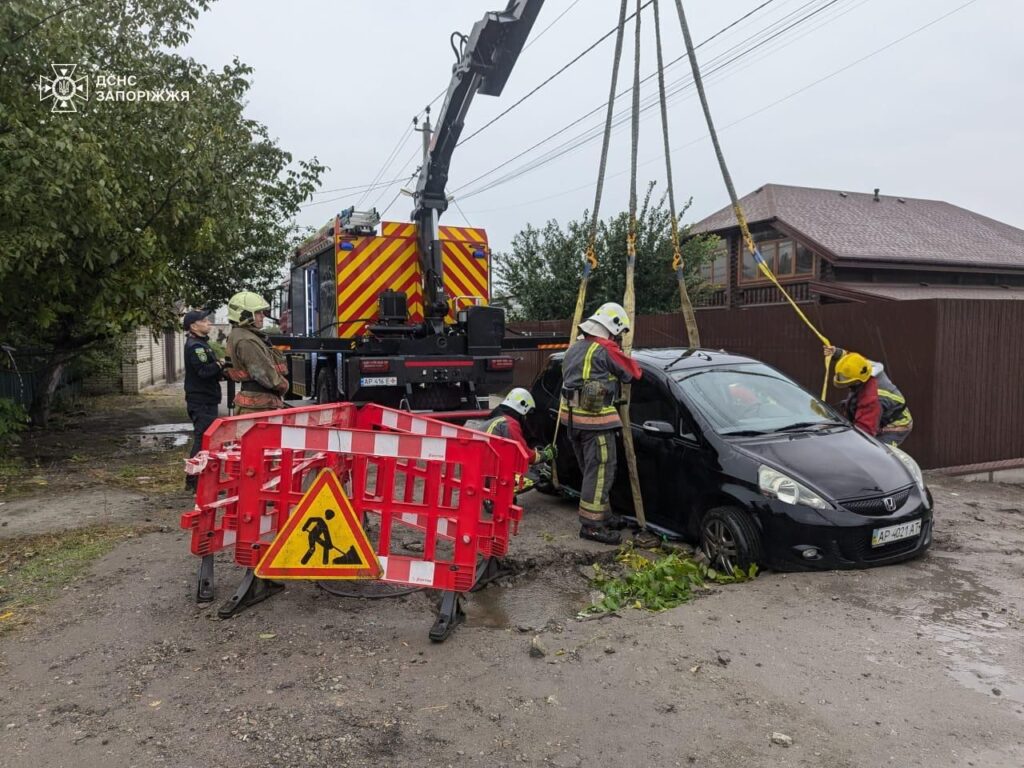 автомобіль Honda провалився під грунт