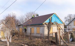 В Шевченковском районе Запорожья восстанавливают поврежденные обстрелами дома (ФОТО)