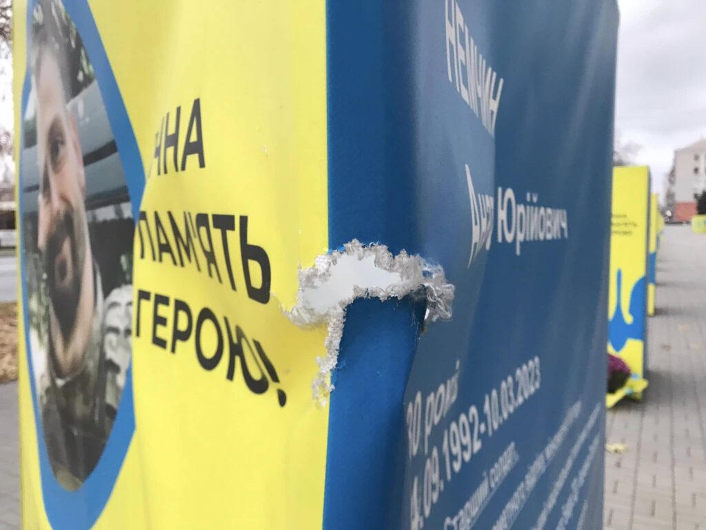 У Запоріжжі невідомі пошкодили призму на Алеї Героїв