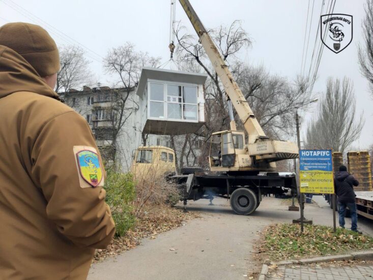 Демонтаж незаконного кіоску.