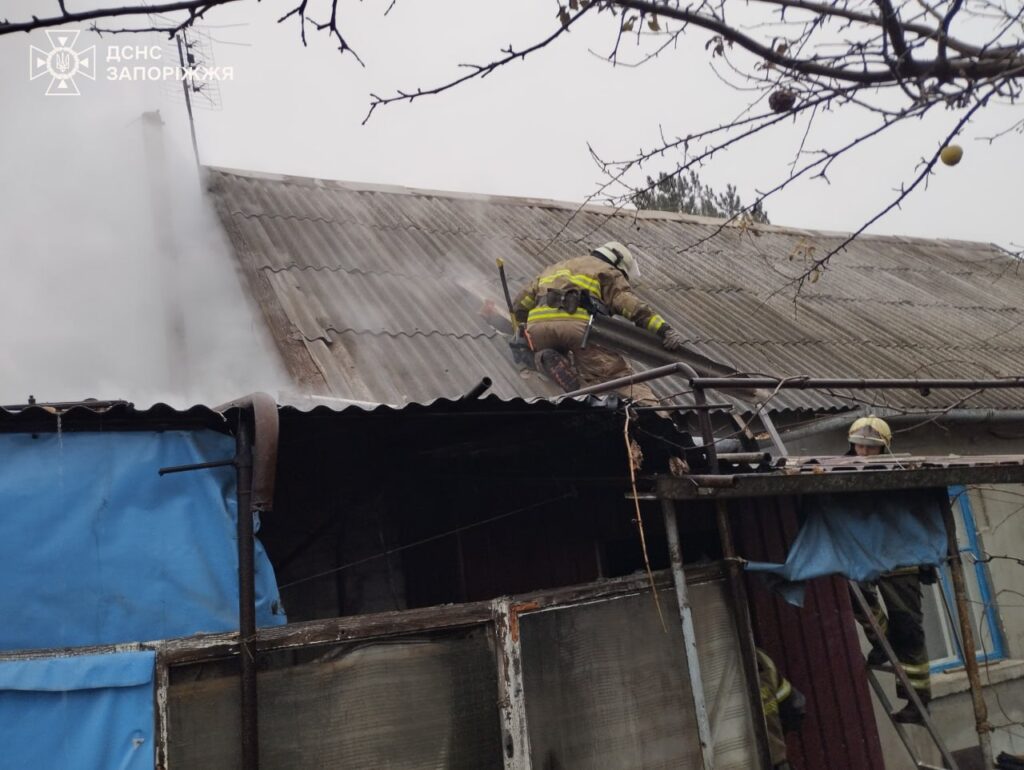 Рятувальники ліквідують пожежу.