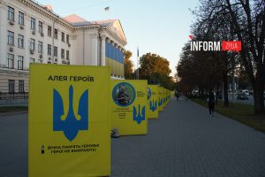 В Запорожье неизвестные повредили призмы на Аллее Героев (ФОТО)