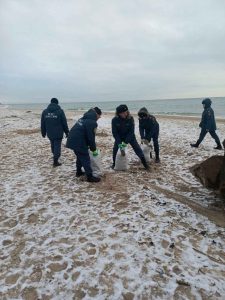 В Бердянске оккупанты остановили очистку пляжей от мазута  