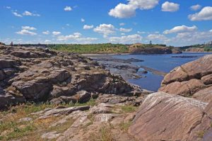 В Запорожье люди застряли на острове Дубовый: подробности (ФОТО)