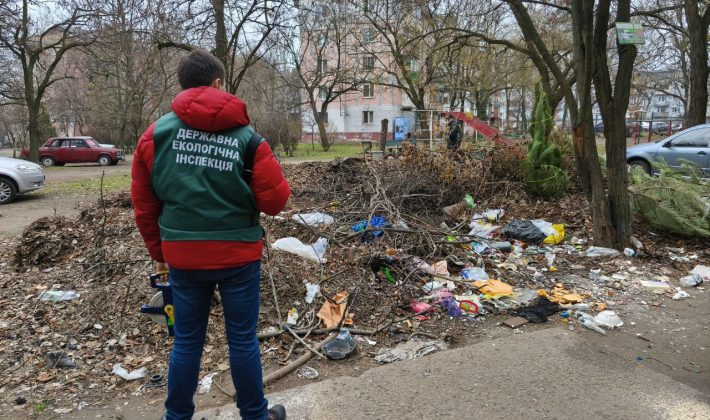 У Запоріжжі поблизу багатоквартирних будинків утворилося сміттєзвалище