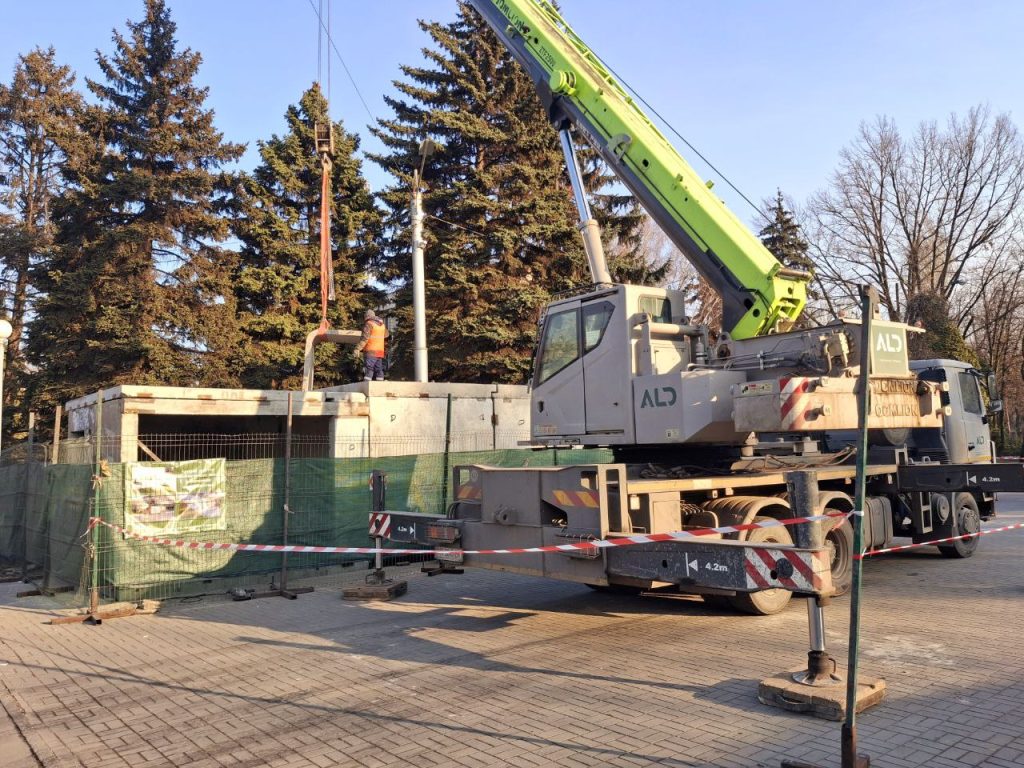 У Комунарському та Заводському районах Запоріжжя встановлюють модульні захисні споруди, які будуть використовуватися як укриття та об'єкти для бізнесу.