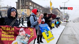 «Волю пленным»: в Запорожье прошла акция поддержки (ФОТОРЕПОРТАЖ)