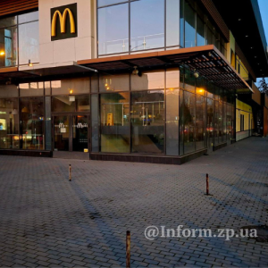 В McDonald’s объяснили, почему вывезли все столы и лавки из своих заведений в Запорожье (ФОТО)