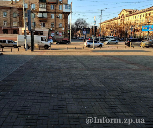 Макдональдз вивезли всі лави та столи