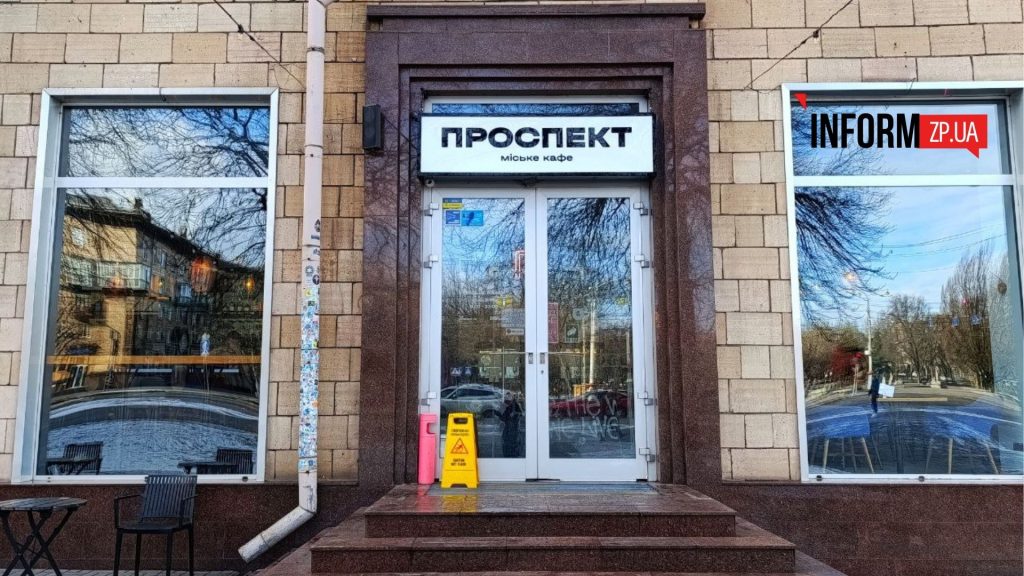 В кафе "Проспект" відновили вікна після обстрілу.