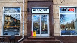 В Запорожье установили окна в кафе «Проспект» после обстрела (ФОТО)