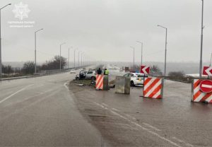 В Запорожье водитель въехал в ограждение возле моста: детали