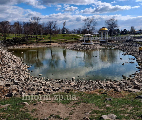 У Вознесенівському парку Запоріжжя обміліла водойма