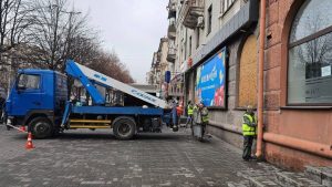 У Запоріжжі в центрі міста прибрали рекламу з історичної будівлі: де саме (ФОТО)