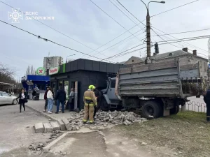 У Запоріжжі вантажівка в’їхала в магазин: є постраждалі (ФОТО)